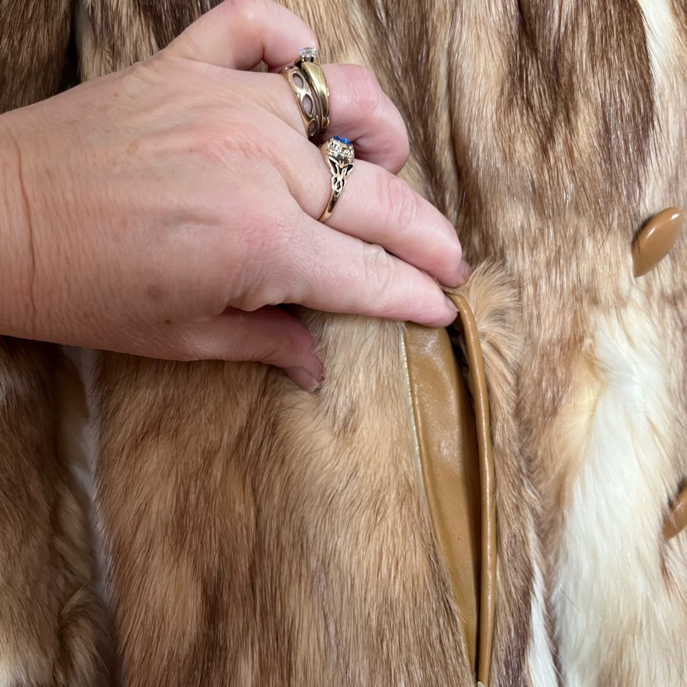 Luxurious Fur Coat with Double-Breasted Design - Picture 11 of 16